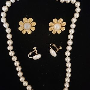 Amazingly Vintage pearls necklace with 2 pairs of